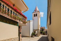 Posedarje - kostel Panny Marie Růžencové (crkva Gospe od Ružarija), Zadarská riviéra, Chorvatsko