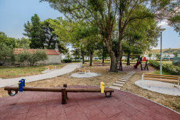 Posedarje - dětské hřiště, Zadarská riviéra, Chorvatsko