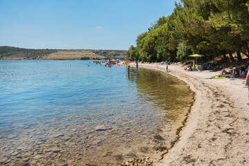 Posedarje - písčito-oblázková pláž, Zadarská riviéra, Chorvatsko