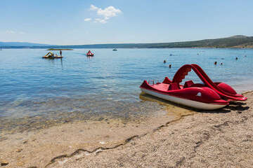Posedarje - písčito-oblázková pláž, Zadarská riviéra, Chorvatsko