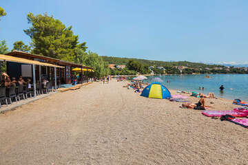 Posedarje - písčito-oblázková pláž a bar s občerstvením, Zadarská riviéra, Chorvatsko