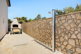 Apartmány Vito - gril a venkovní sprcha u domu, Mandre, ostrov Pag, Chorvatsko