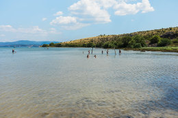 Posedarje - pohled na moře z ostrůvku, Zadarská riviéra, Chorvatsko