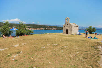 Posedarje - pláž na ostrůvku s kostelíkem Sv. Duha, Zadarská riviéra, Chorvatsko