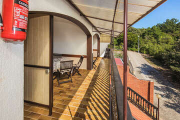 Penzion Adria Haus - průchozí terasy u apartmánů, Posedarje, Zadarská riviéra, Chorvatsko