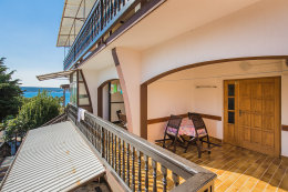 Penzion Adria Haus - průchozí terasy u apartmánů, Posedarje, Zadarská riviéra, Chorvatsko