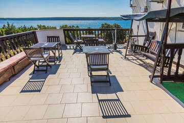 Penzion Adria Haus - společná terasa u restaurace penzionu, Posedarje, Zadarská riviéra, Chorvatsko