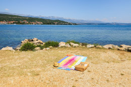 Posedarje - pláž na ostrůvku s kostelíkem Sv. Duha, Zadarská riviéra, Chorvatsko