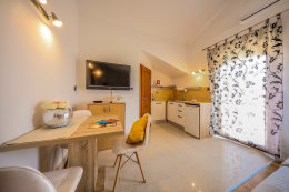 Apartmán Mikula - kuchyňský kout v ložnici s dvoulůžkem a manželskou postelí (1. poschodí), Povljana, ostrov Pag, Chorvatsko