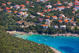 Potočnica - letecký pohled na apartmány a písečnou pláž, ostrov Pag, Chorvatsko