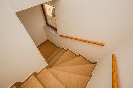 Apartmány Aranka - schodiště v domě, Mandre, ostrov Pag, Chorvatsko