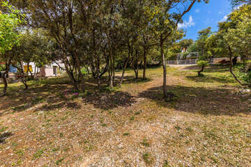 Apartmány Darka - parkoviště u domu, Mandre, ostrov Pag, Chorvatsko