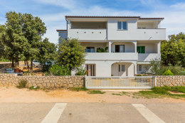 Apartmány Datković - parkovací místa před domem, Mandre, ostrov Pag, Chorvatsko