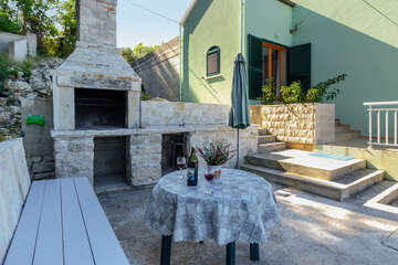 Apartmány Fredi, posezení a gril, Prigradica, ostrov Korčula, Chorvatsko