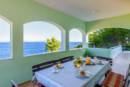 Apartmány Fredi  - terasa s posezením, Prigradica, ostrov Korčula, Chorvatsko