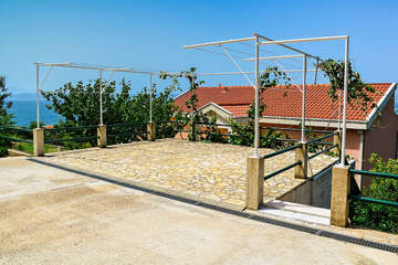 Apartmány Mandarina - parkoviště nad domem, Podgora - Čaklje, Makarská riviéra, Chorvatsko