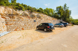 Apartmány Antun - parkoviště nad domem, jižní zátoka ostrova Hvar, Chorvatsko