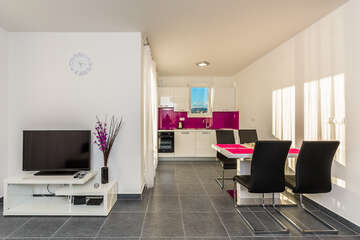 Apartmány Crystal - moderně zařízená jídelna A4, Podstrana, Chorvatsko