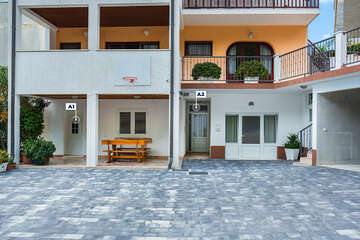 Apartmány Vese - umístění apartmánů A1 a A2 (foto domu před rekonstrukcí 1.poschodí), Brela, Makarská riviéra, Chorvatsko