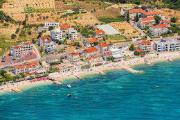 Letovisko Podstrana - letecký pohled, Splitská riviéra, Chorvatsko