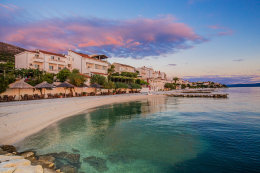 Letovisko Podstrana - pláže, Splitská riviéra, Chorvatsko