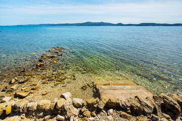 Apartmány Slobodan - vstup do moře před domem, Sukošan, Zadarská riviéra, Chorvatsko