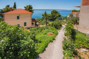 Apartmány Michael - cesta na pláž, Pisak, Omišská riviéra, Chorvatsko