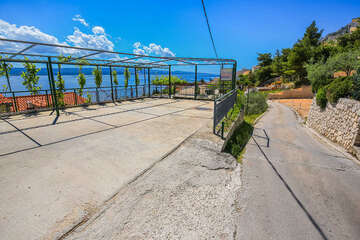 Apartmány Michael - parkoviště nad domem, Pisak, Omišská riviéra, Chorvatsko