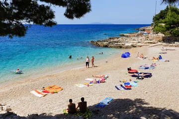 Pláž - apartmány Biserka, Ivan Dolac, ostrov Hvar, Chorvatsko