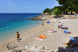 Pláž - apartmány Biserka, Ivan Dolac, ostrov Hvar, Chorvatsko