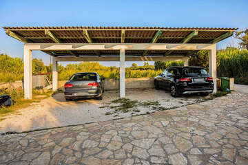 Apartmány Ivona - parkování u domu, Povljana, ostrov Pag, Chorvatsko 