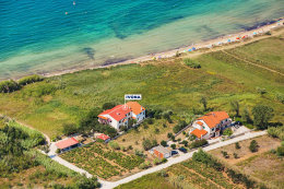 Apartmány Ivona - letecký pohled, Povljana, ostrov Pag, Chorvatsko 
