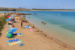 Povljana - písečná pláž u kaple Sv. Nikoly, ostrov Pag, Chorvatsko