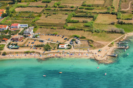 Povljana - letecký pohled, písečná pláž u kaple Sv. Nikoly, ostrov Pag, Chorvatsko