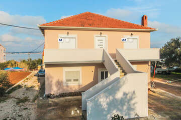 Apartmány Tulipan - zadní strana domu, rozmístění apartmánů, Tkon, ostrov Pašman, Chorvatsko