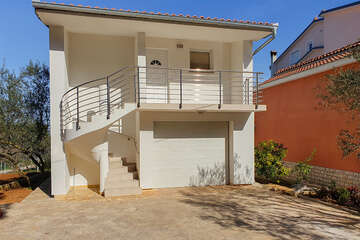 Apartmány Limun - apartmán A5 s garáží (bílá budova), Tkon, ostrov Pašman, Chorvatsko