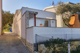 Apartmány Limun - apartmán A6 s vlastní terasou a grilem (bílo-oranžová budova), Tkon, ostrov Pašman, Chorvatsko