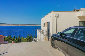 Apartmány Sunset - parkoviště nad domem, Starigrad, Zadarská riviéra, Chorvatsko