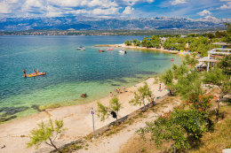 Novigrad - pláže, Zadarská riviéra, Chorvatsko