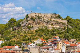 Novigrad - zřícenina pevnosti Fortica, Zadarská riviéra, Chorvatsko