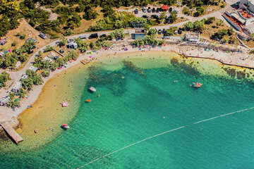 Novigrad - letecký pohled na pláž, Zadarská riviéra, Chorvatsko