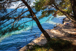 Sali - schůdky a zábradlí pro pohodlnější vstup do moře, ostrov Dugi Otok, Chorvatsko