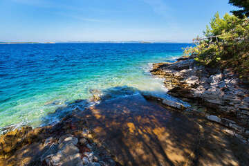 Sali - skalnaté pláže a betonová mola, ostrov Dugi Otok, Chorvatsko