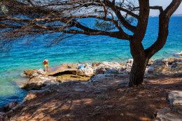 Sali - skalnaté pláže a betonová mola, ostrov Dugi Otok, Chorvatsko