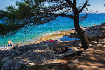 Sali - skalnaté pláže u promenády, ostrov Dugi Otok, Chorvatsko