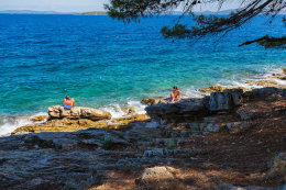 Sali - skalnaté pláže, ostrov Dugi Otok, Chorvatsko