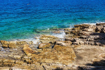 Sali - skalnaté pláže a betonová mola, ostrov Dugi Otok, Chorvatsko