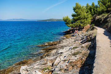 Sali - promenáda a skalnaté pláže, ostrov Dugi Otok, Chorvatsko
