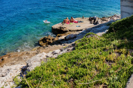 Sali - skalnaté pláže a betonová mola, ostrov Dugi Otok, Chorvatsko