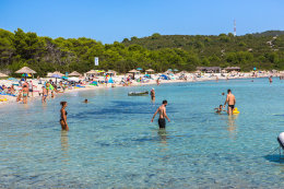 Písečná pláž Sakarun (vzdálená 3 km autem jihovýchodně od Veli Ratu), ostrov Dugi Otok, Chorvatsko